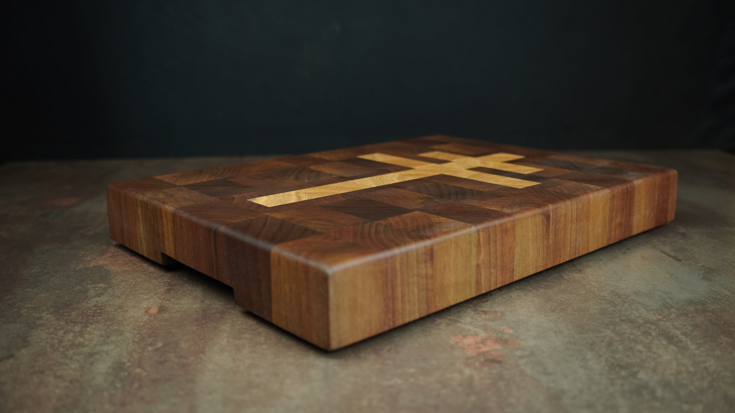 Planche à découper “Croix de Lorraine” – Bois de bout Noyer & Chêne