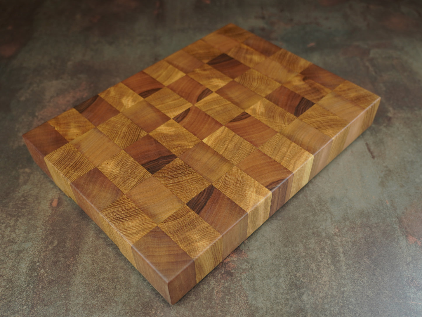 Le Damier 🏁 – Planche à découper en chêne & noyer (bois de bout)