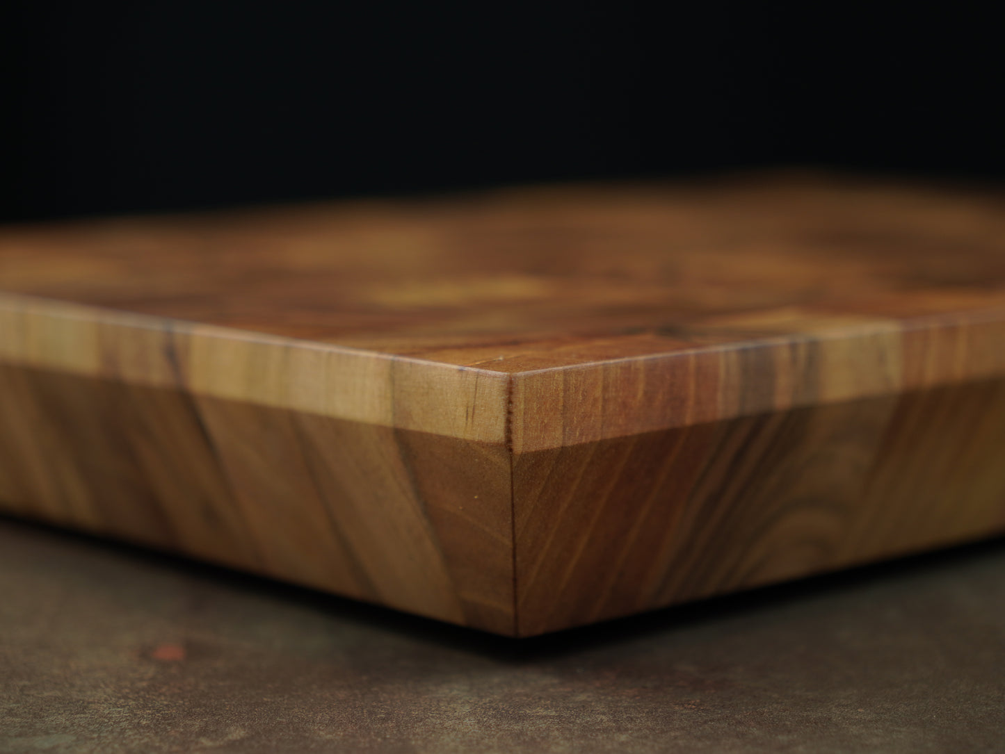 🪵L’Élégante en Noyer Clair – Planche de Présentation Artisanale en Bois de Bout – Billot de Cuisine Design & Épuré