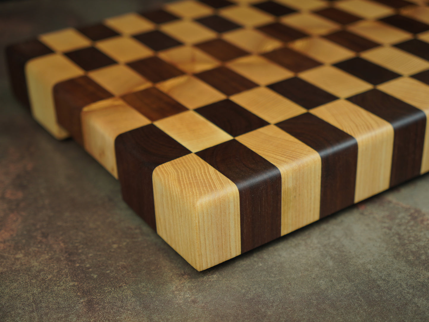 🏁 Billot de Cuisine en Bois de Bout Damier – Frêne & Noyer