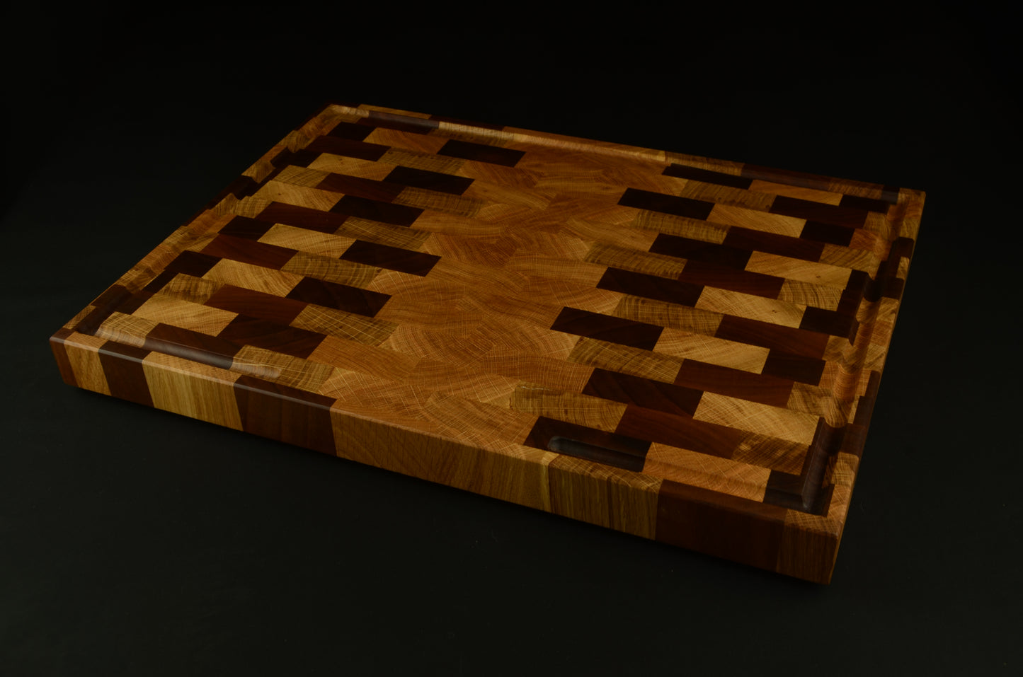 Billot XL en noyer et chêne – 51x38x4cm - Bois de bout avec rigole à jus, qualité artisanale