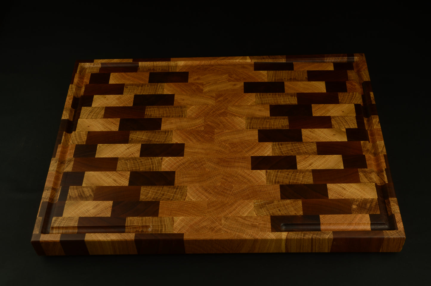 Billot XL en noyer et chêne – 51x38x4cm - Bois de bout avec rigole à jus, qualité artisanale