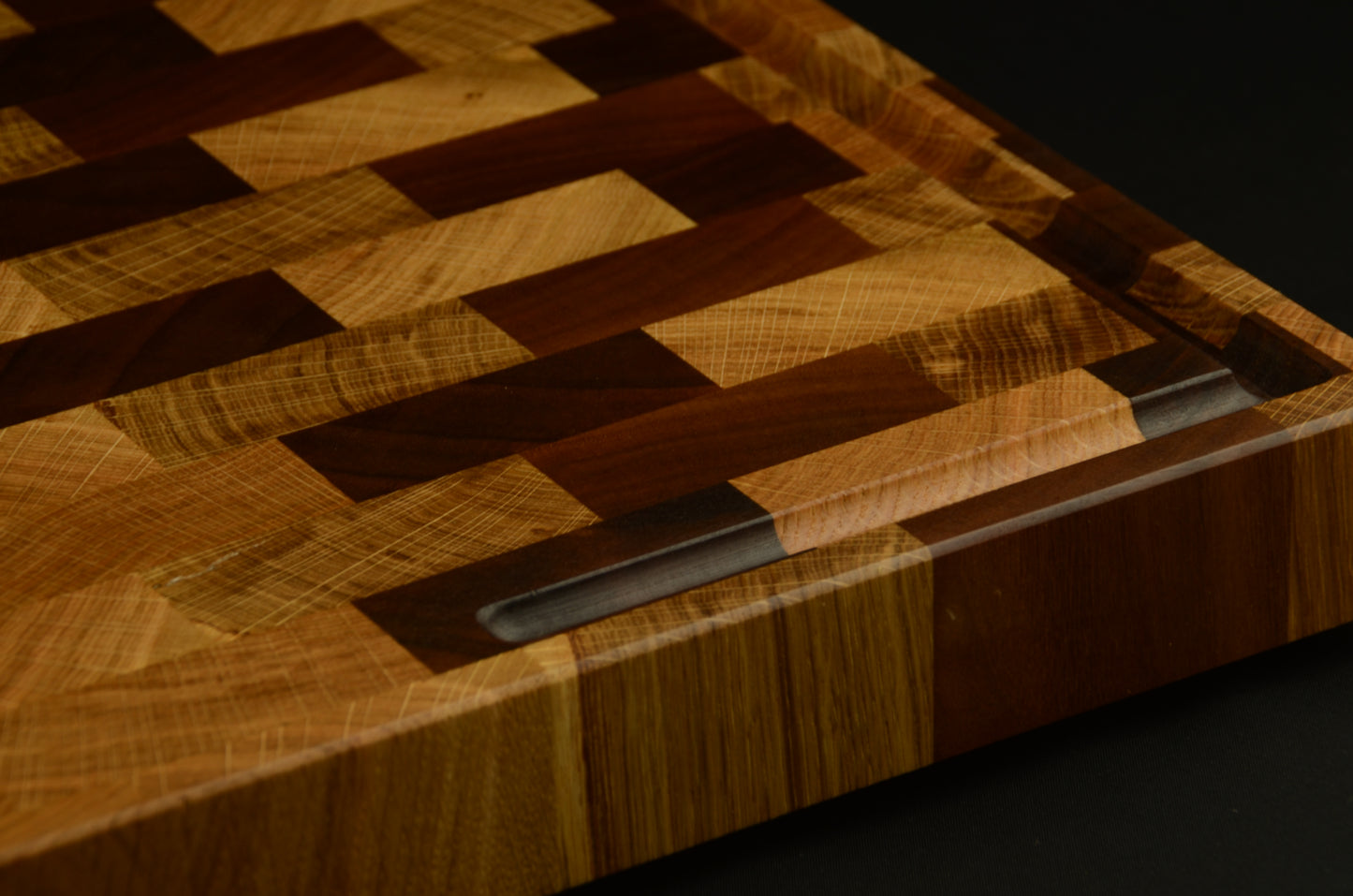Billot XL en noyer et chêne – 51x38x4cm - Bois de bout avec rigole à jus, qualité artisanale