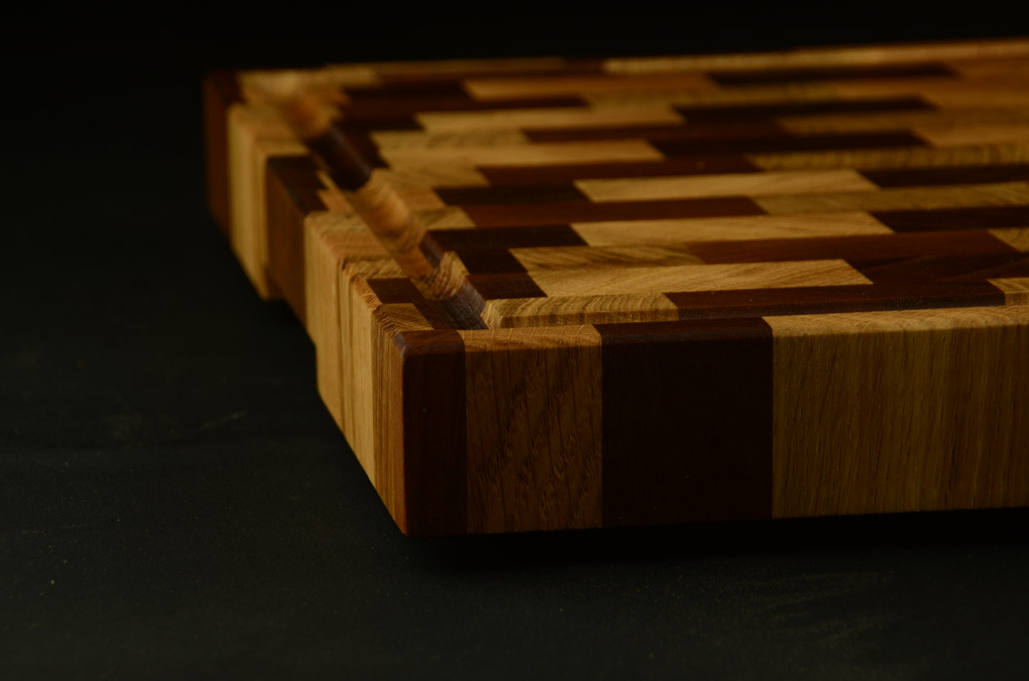 Billot XL en noyer et chêne – 51x38x4cm - Bois de bout avec rigole à jus, qualité artisanale