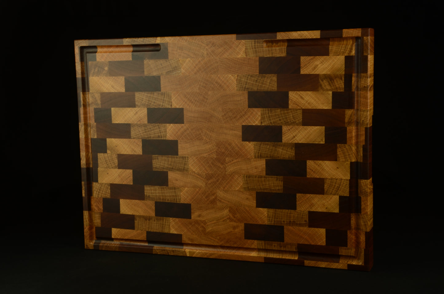Billot XL en noyer et chêne – 51x38x4cm - Bois de bout avec rigole à jus, qualité artisanale
