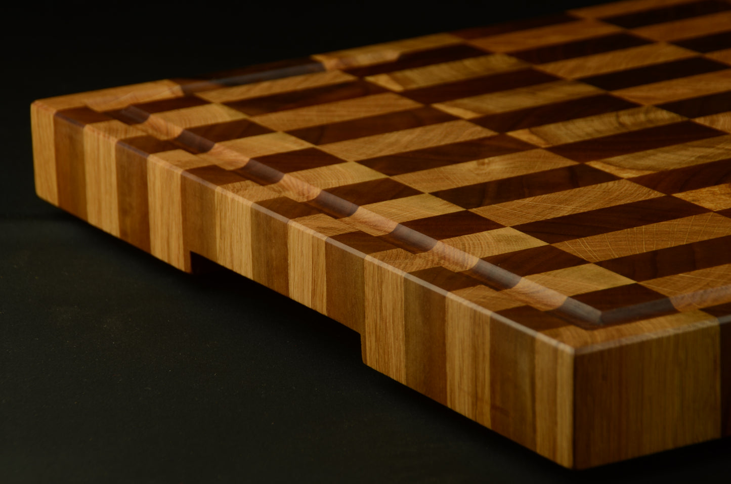 Planche à découper XL premium - 53x40x4cm - Bois de bout chêne et noyer avec rigole à jus, finition haut de gamme