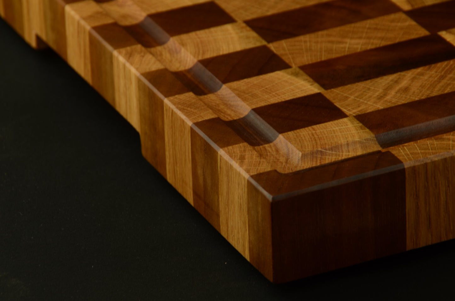 Planche à découper XL premium - 53x40x4cm - Bois de bout chêne et noyer avec rigole à jus, finition haut de gamme