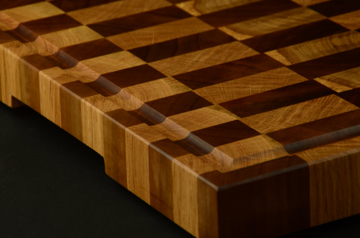 Planche à découper XL premium - 53x40x4cm - Bois de bout chêne et noyer avec rigole à jus, finition haut de gamme
