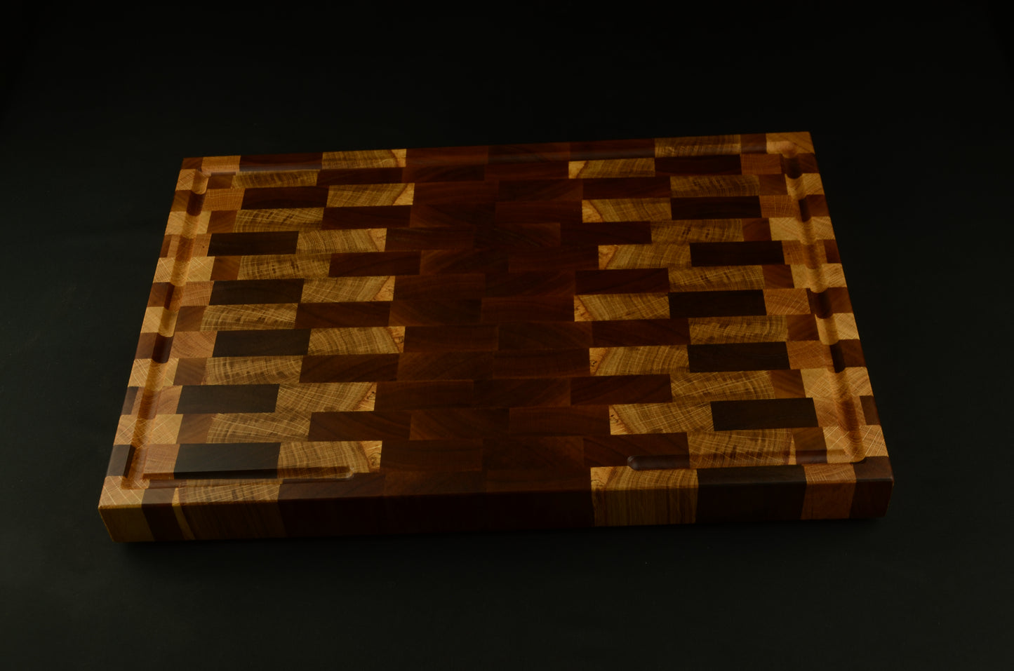 Planche à découper XL en bois de bout - 51x35x4cm – Design en chêne et noyer avec rigole à jus