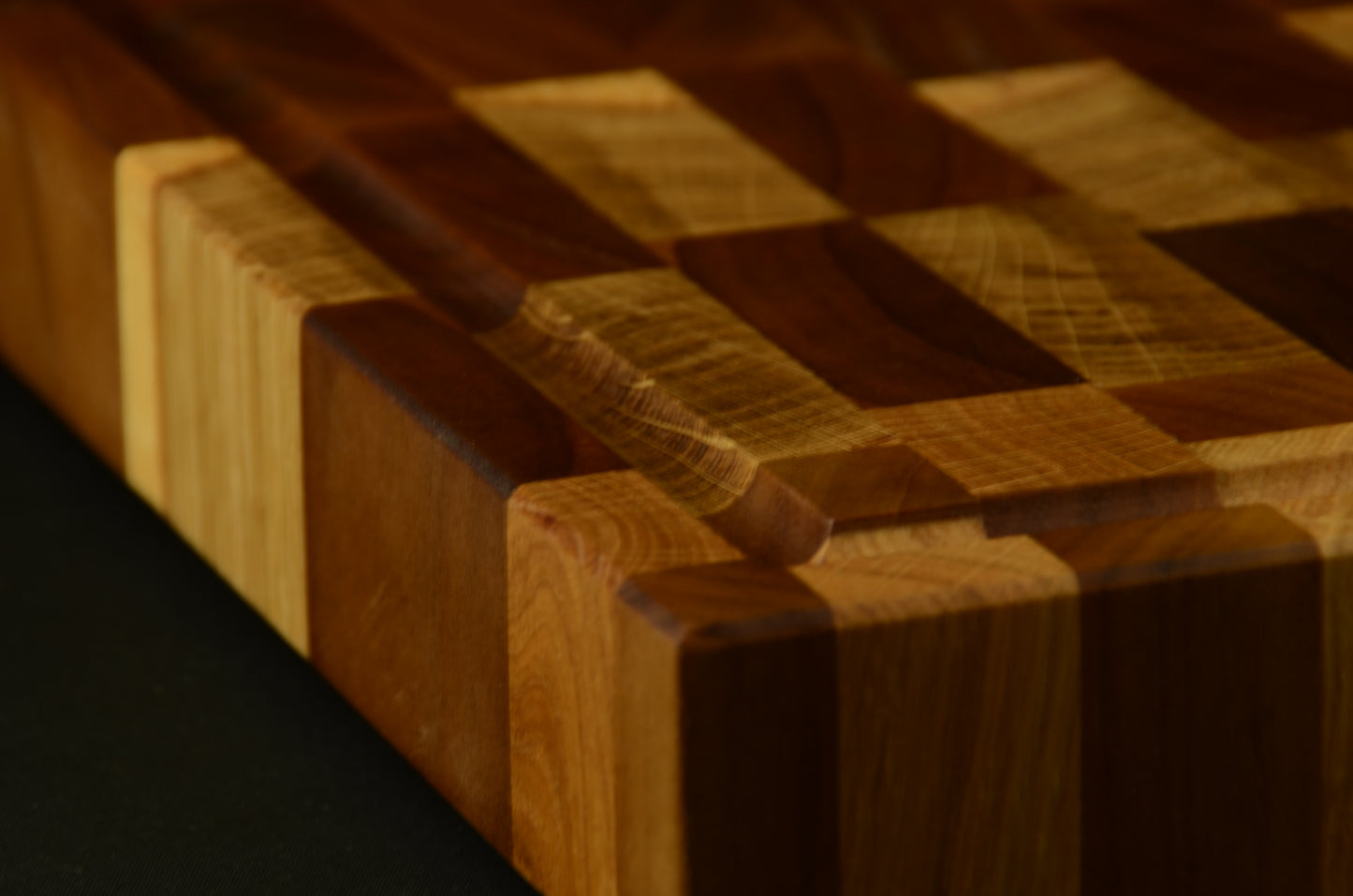 Planche à découper XL en bois de bout - 51x35x4cm – Design en chêne et noyer avec rigole à jus