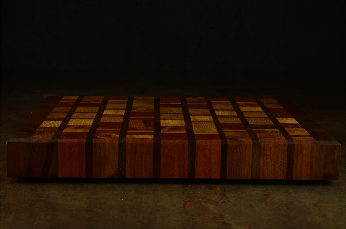 Cutting board in multiple wood species, walnut edges - 35x25x4cm