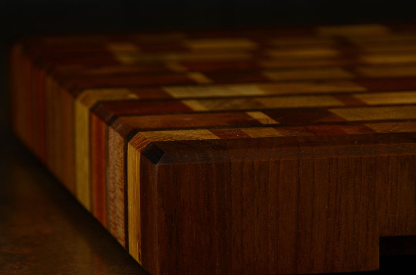 Cutting board in multiple wood species, walnut edges - 35x25x4cm