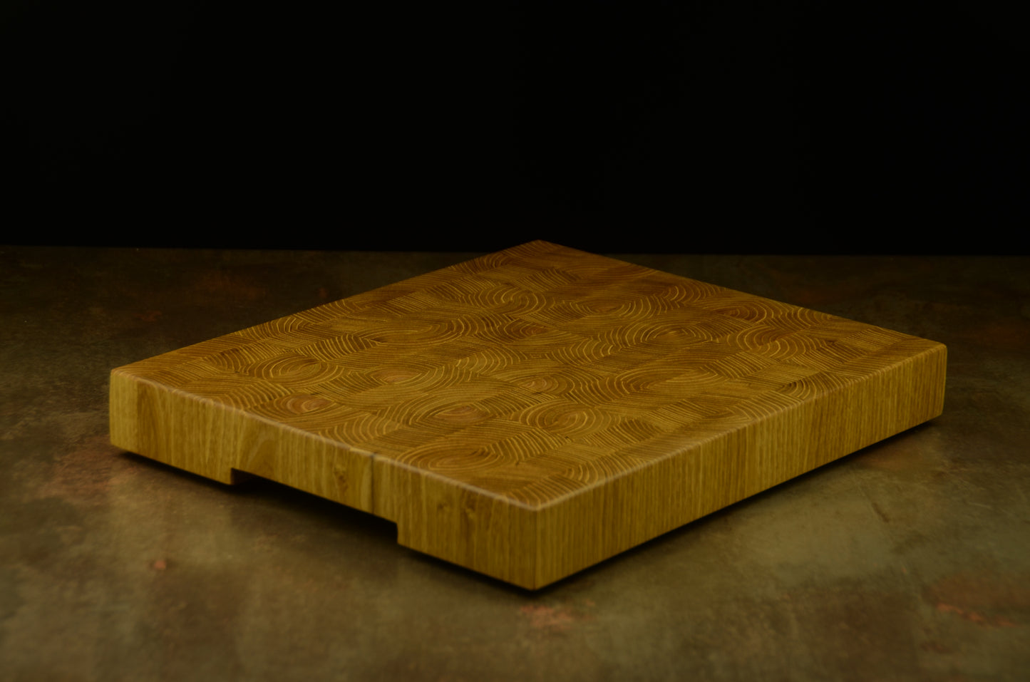 L’Acacia – L’authenticité du bois de bout, Planche artisanale robuste et élégante
