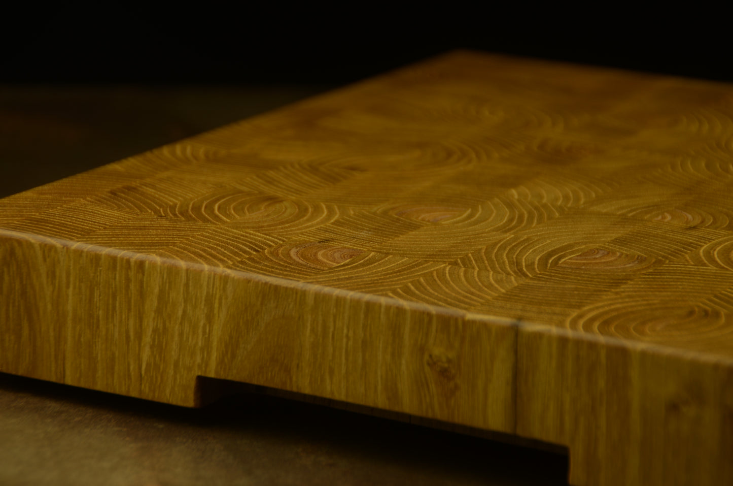 L’Acacia – L’authenticité du bois de bout, Planche artisanale robuste et élégante