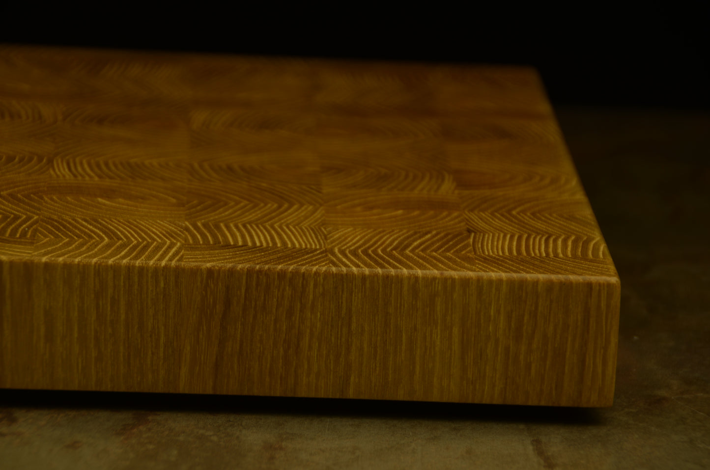L’Acacia – L’authenticité du bois de bout, Planche artisanale robuste et élégante