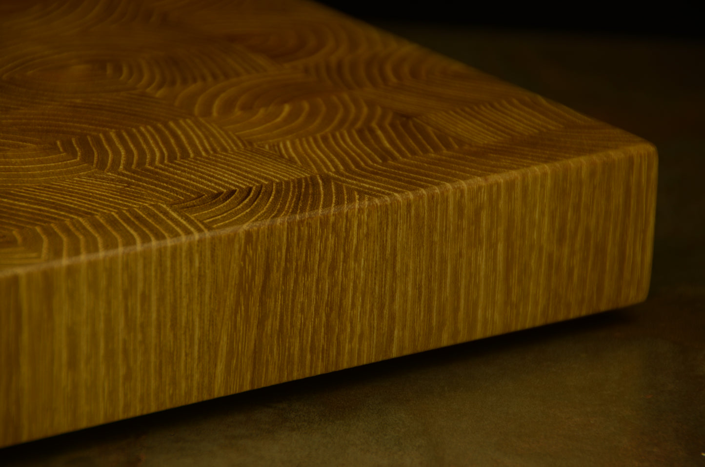L’Acacia – L’authenticité du bois de bout, Planche artisanale robuste et élégante