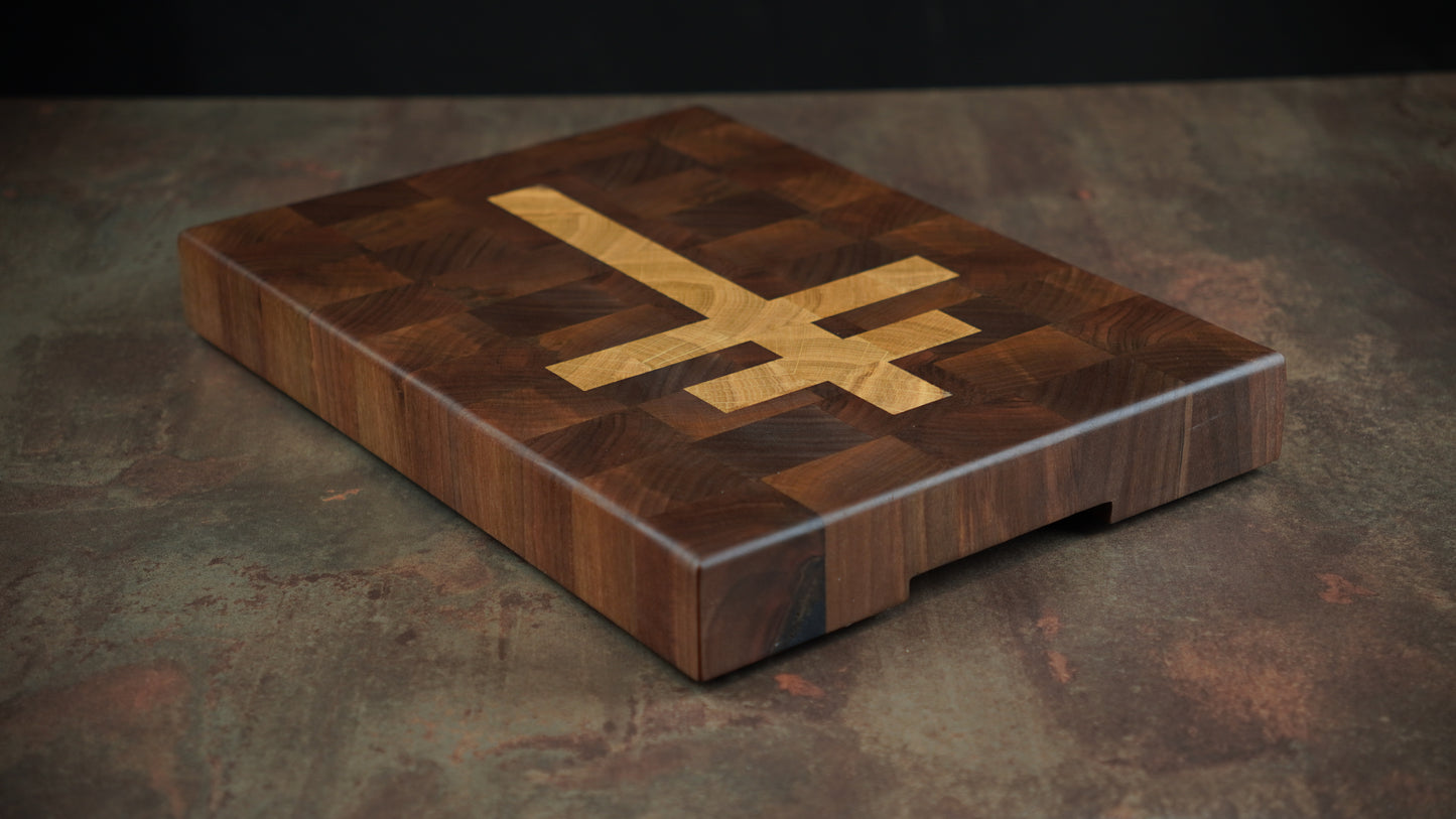 Planche à découper “Croix de Lorraine” – Bois de bout Noyer & Chêne