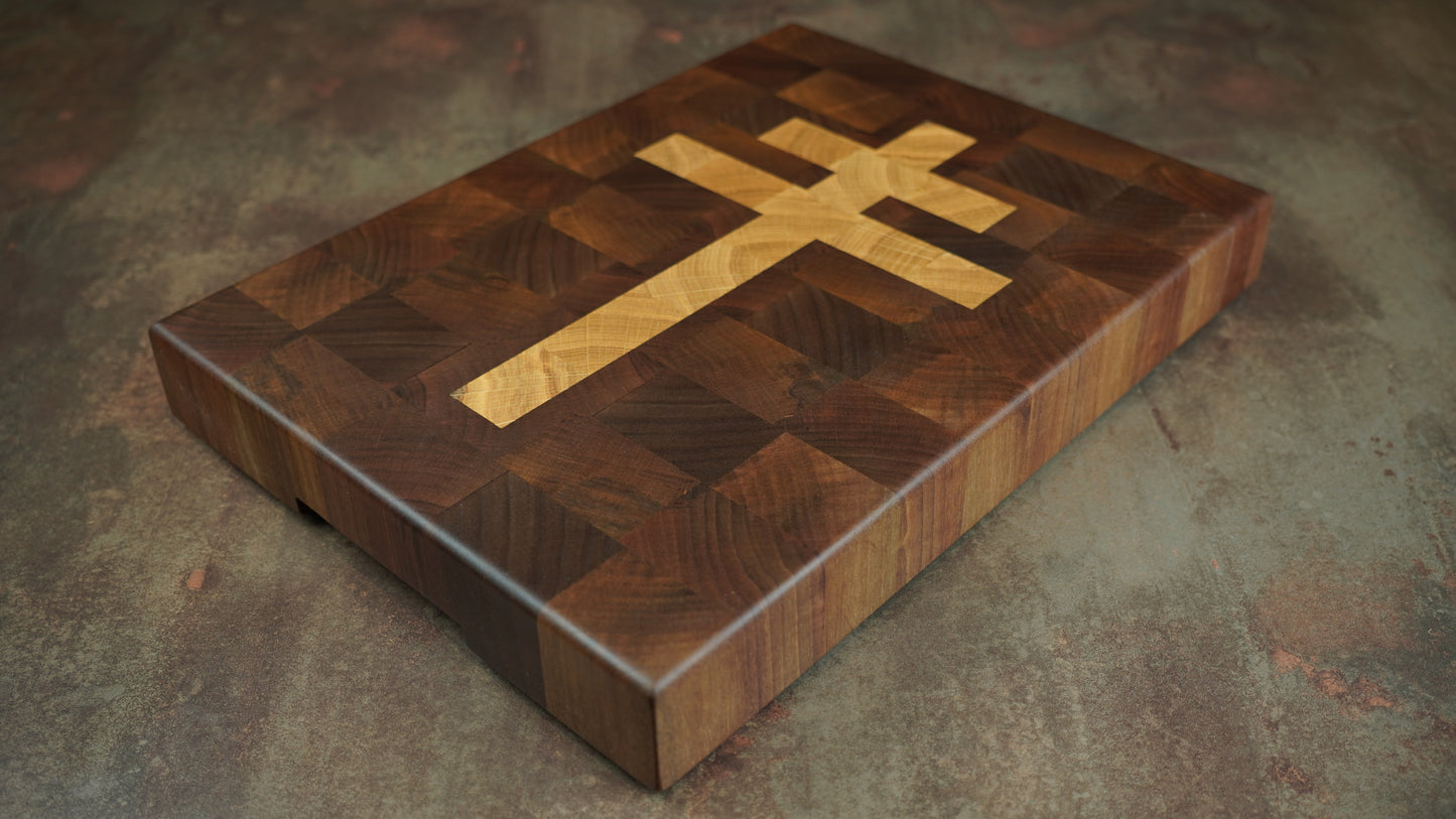 Planche à découper “Croix de Lorraine” – Bois de bout Noyer & Chêne