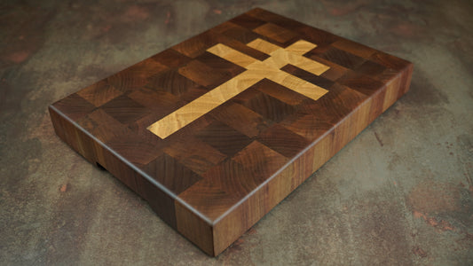Planche à découper “Croix de Lorraine” – Bois de bout Noyer & Chêne