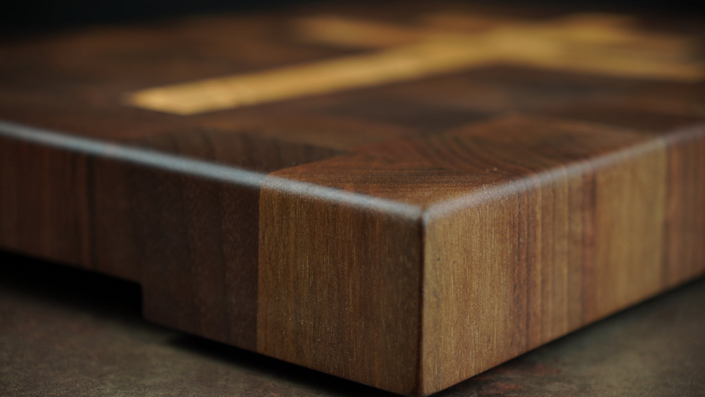 Planche à découper “Croix de Lorraine” – Bois de bout Noyer & Chêne