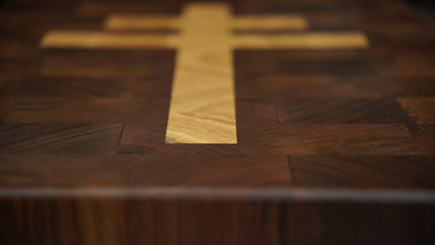 Planche à découper “Croix de Lorraine” – Bois de bout Noyer & Chêne