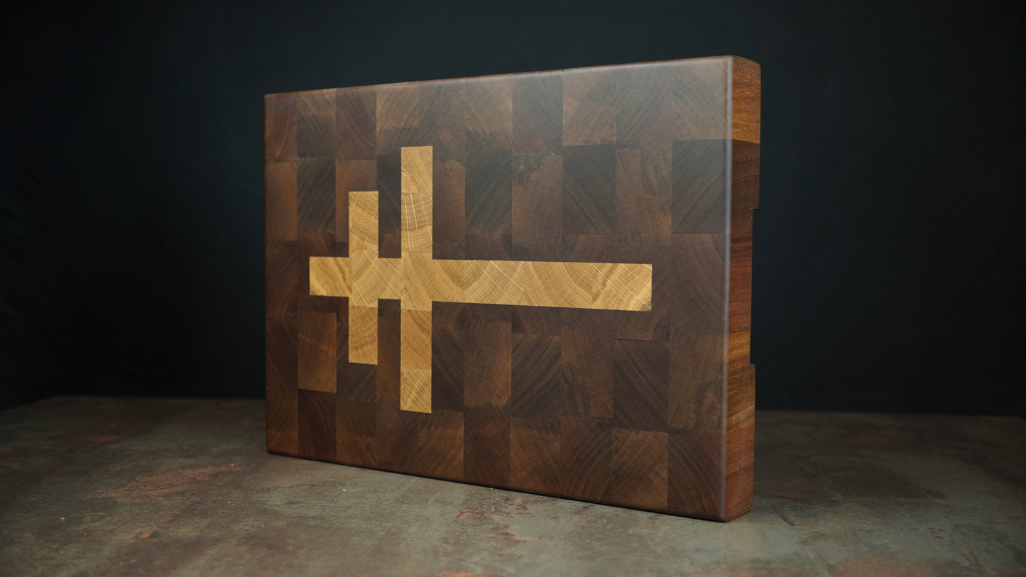 Planche à découper “Croix de Lorraine” – Bois de bout Noyer & Chêne