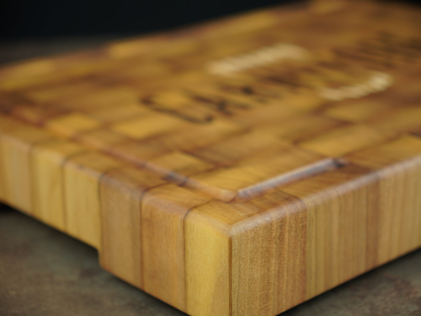 La Carnivore 🥩 - Planche en bois de bout alliant Noyer clair, sombre et hêtre