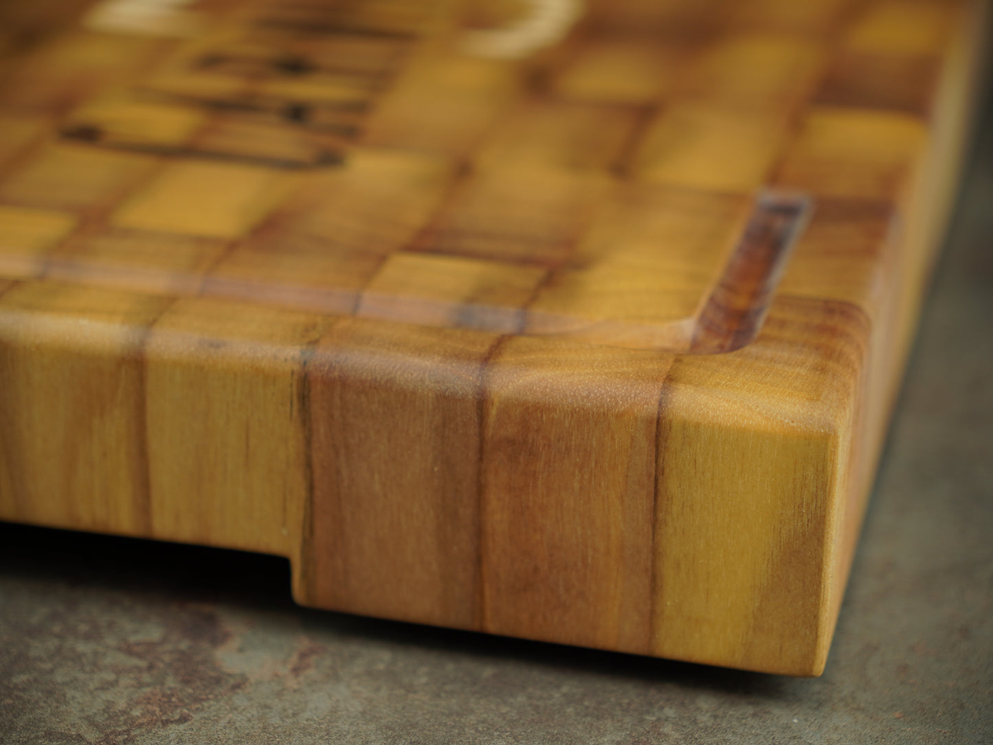 La Carnivore 🥩 - Planche en bois de bout alliant Noyer clair, sombre et hêtre