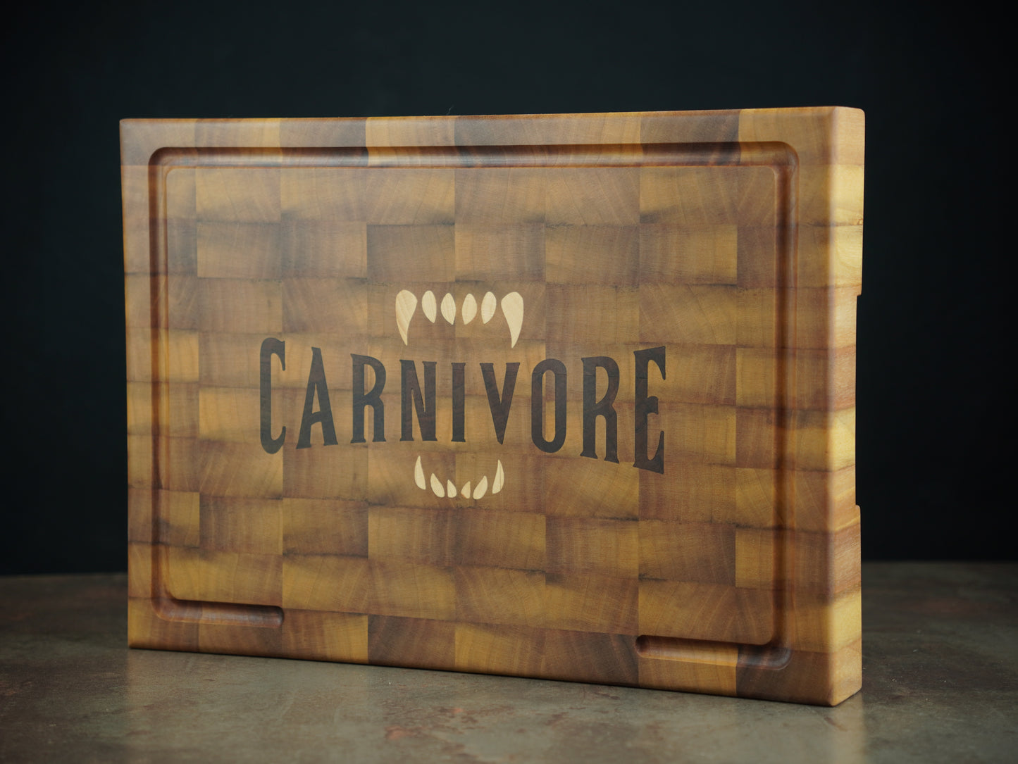 La Carnivore 🥩 - Planche en bois de bout alliant Noyer clair, sombre et hêtre