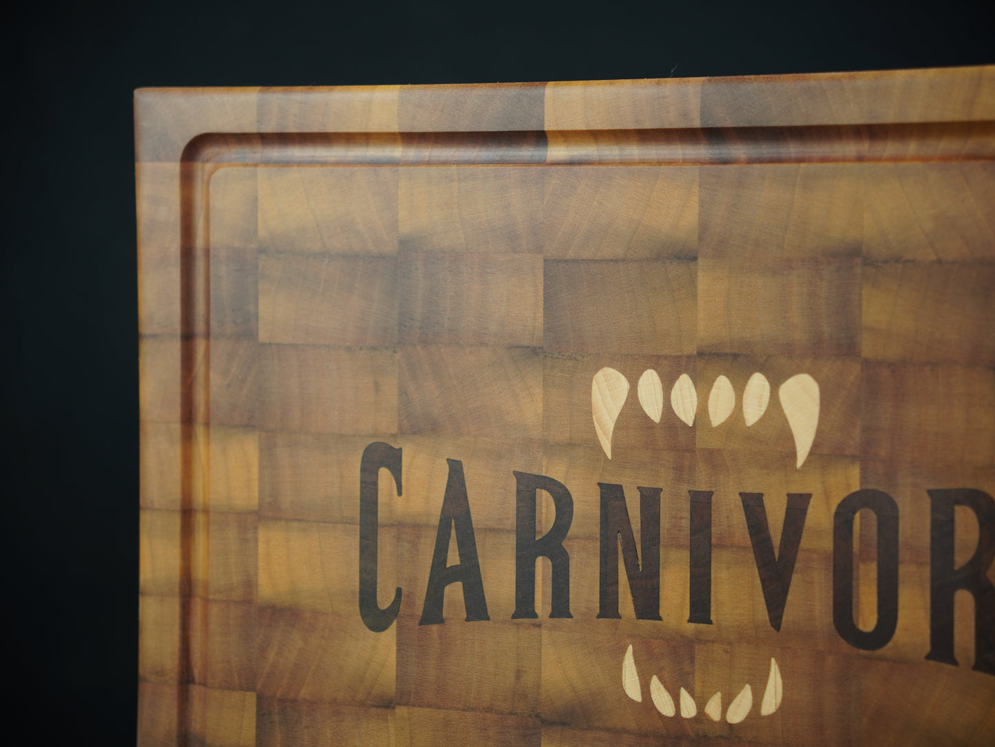 La Carnivore 🥩 - Planche en bois de bout alliant Noyer clair, sombre et hêtre