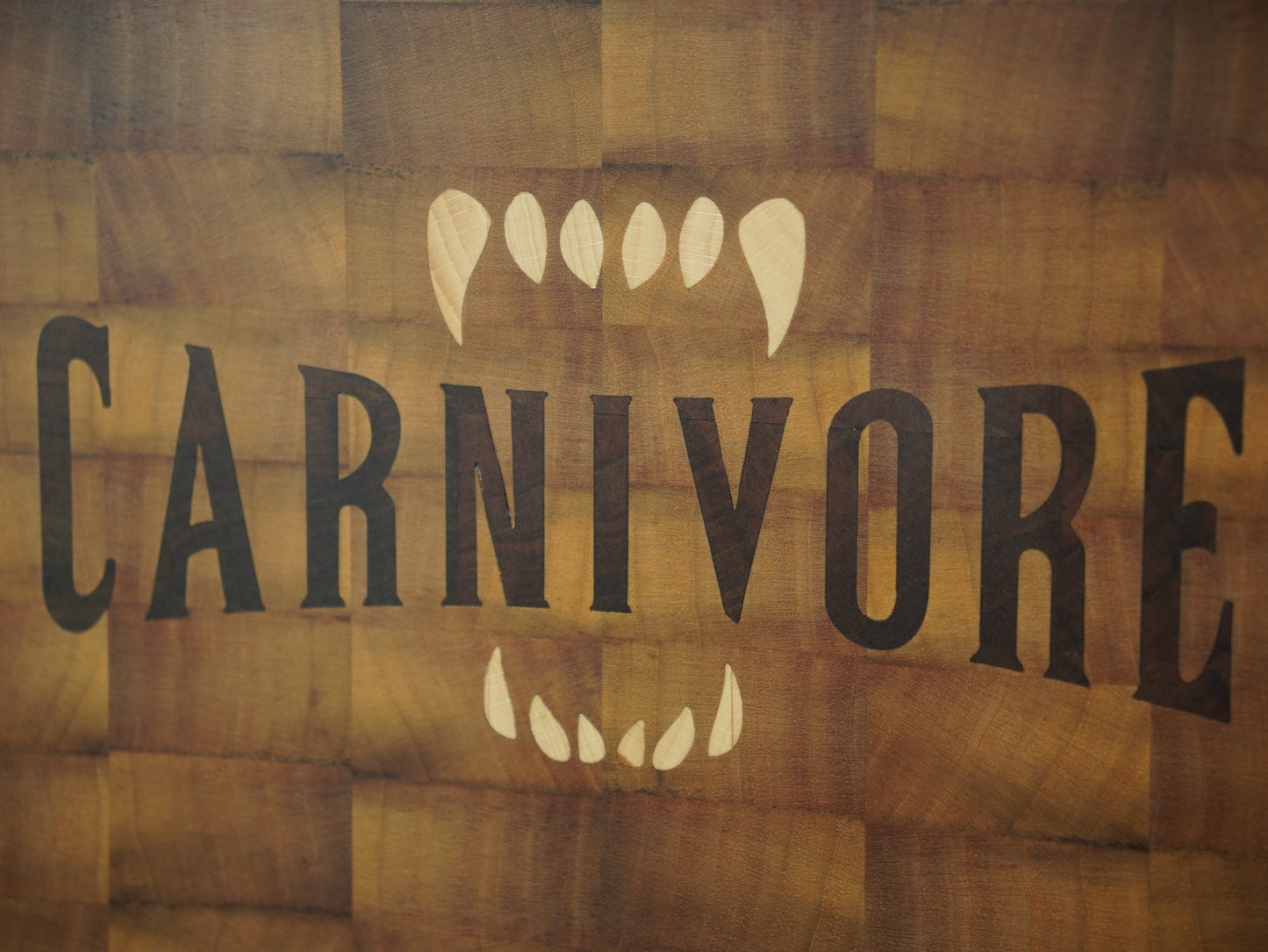 La Carnivore 🥩 - Planche en bois de bout alliant Noyer clair, sombre et hêtre
