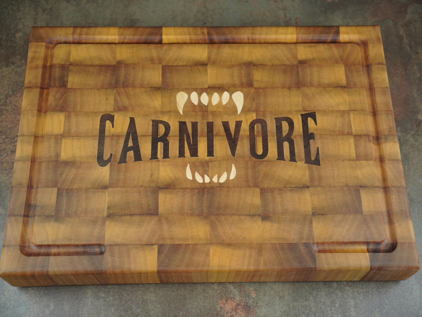 La Carnivore 🥩 - Planche en bois de bout alliant Noyer clair, sombre et hêtre