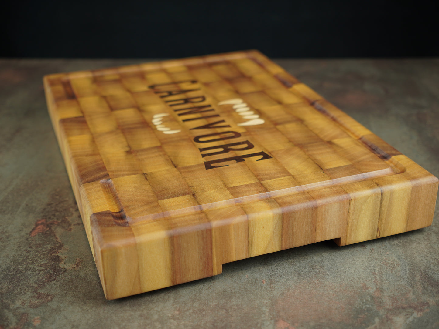La Carnivore 🥩 - Planche en bois de bout alliant Noyer clair, sombre et hêtre