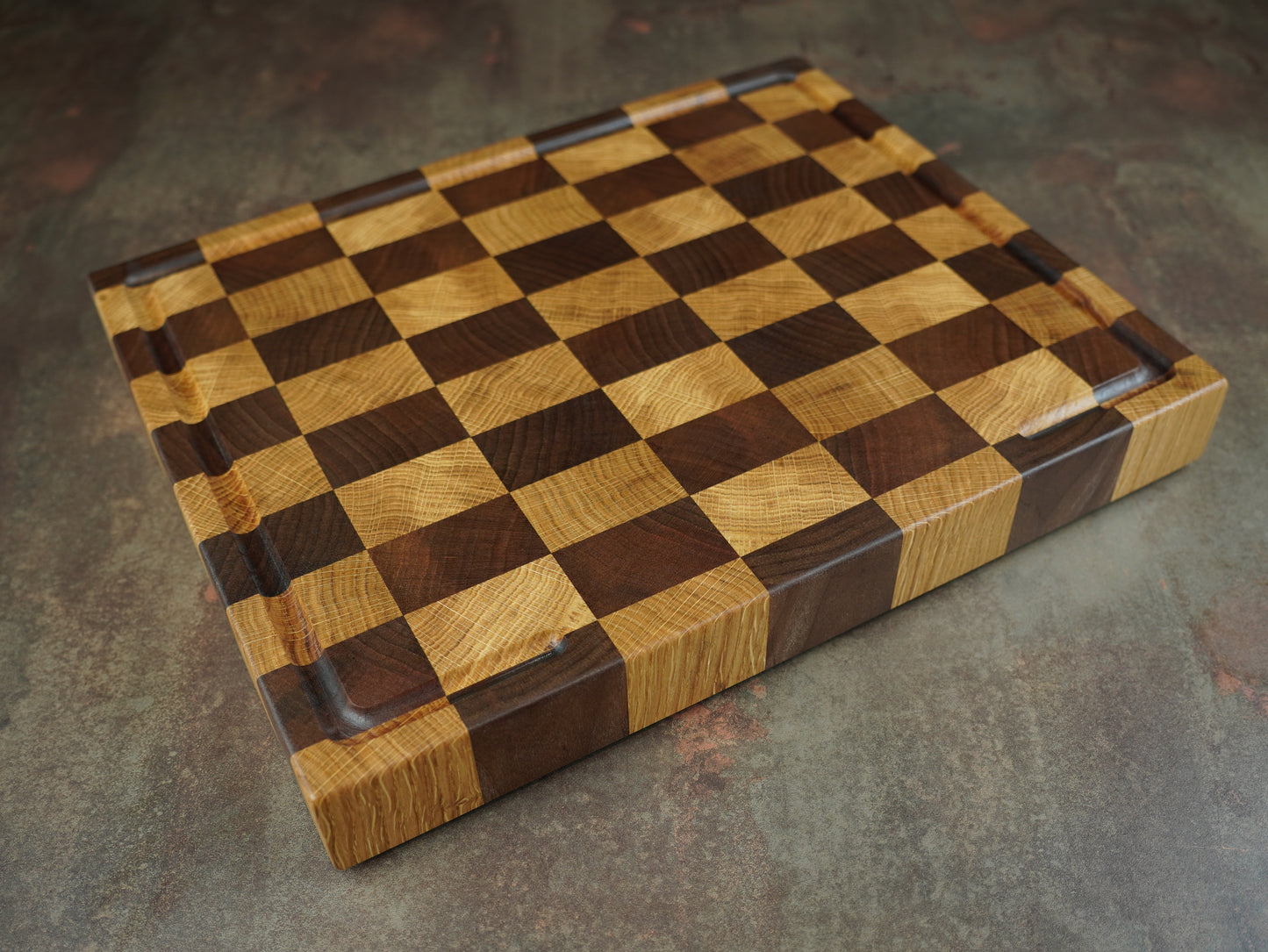 Le Damier 🏁 – Planche à découper en chêne & noyer (bois de bout)
