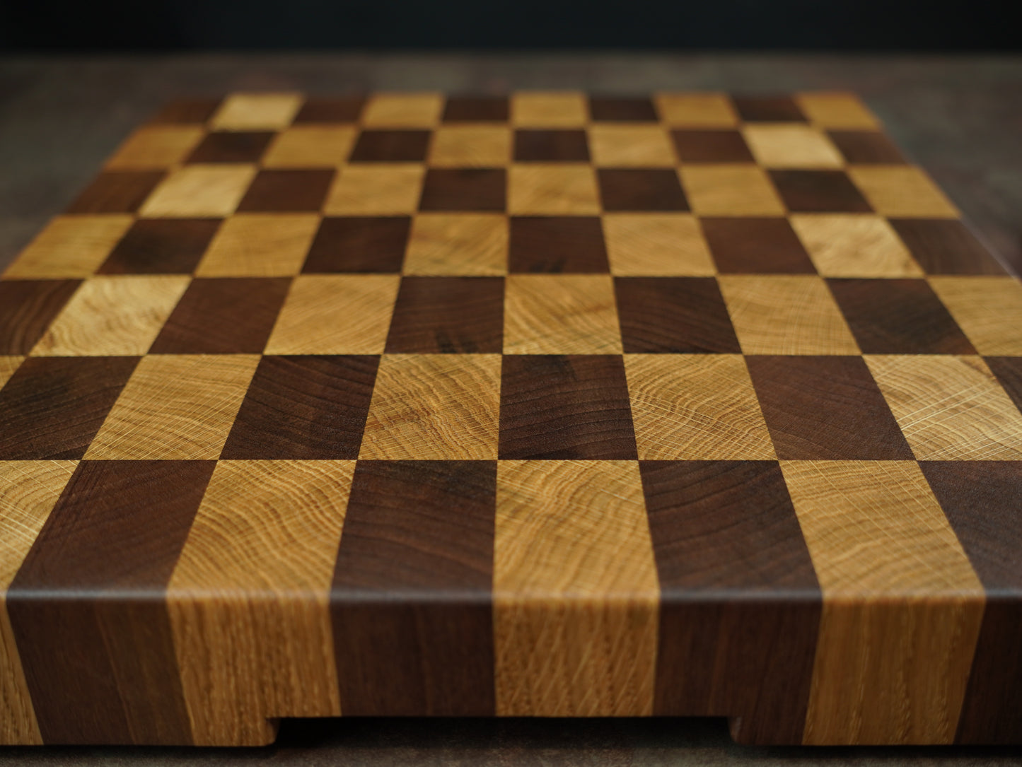 Le Damier 🏁 – Planche à découper en chêne & noyer (bois de bout)