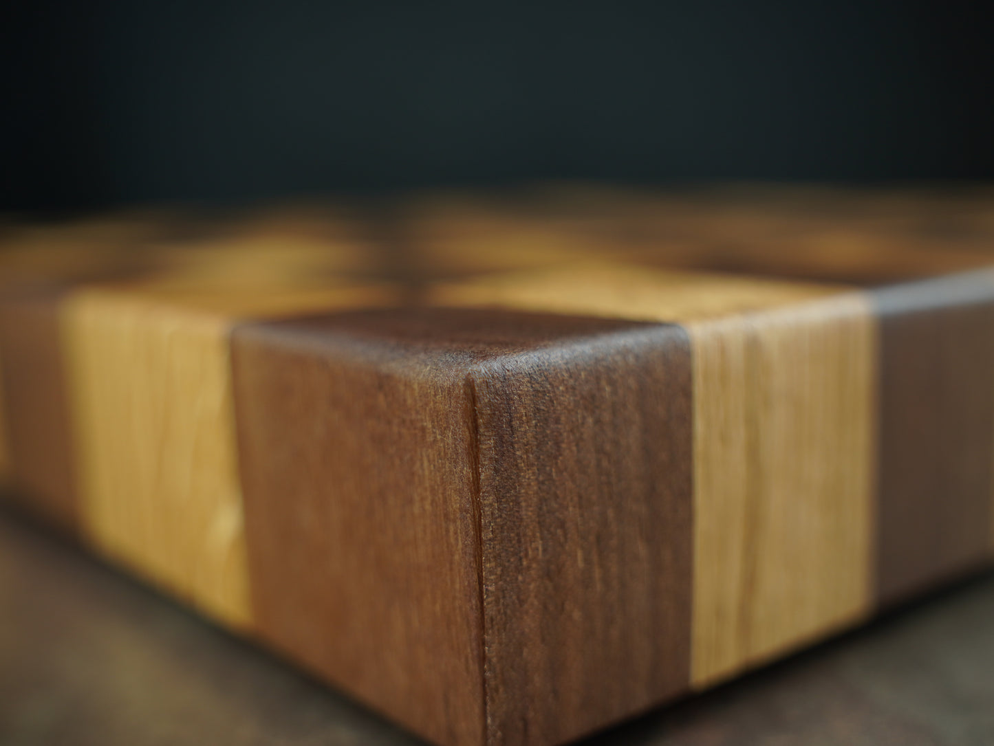 Le Damier 🏁 – Planche à découper en chêne & noyer (bois de bout)