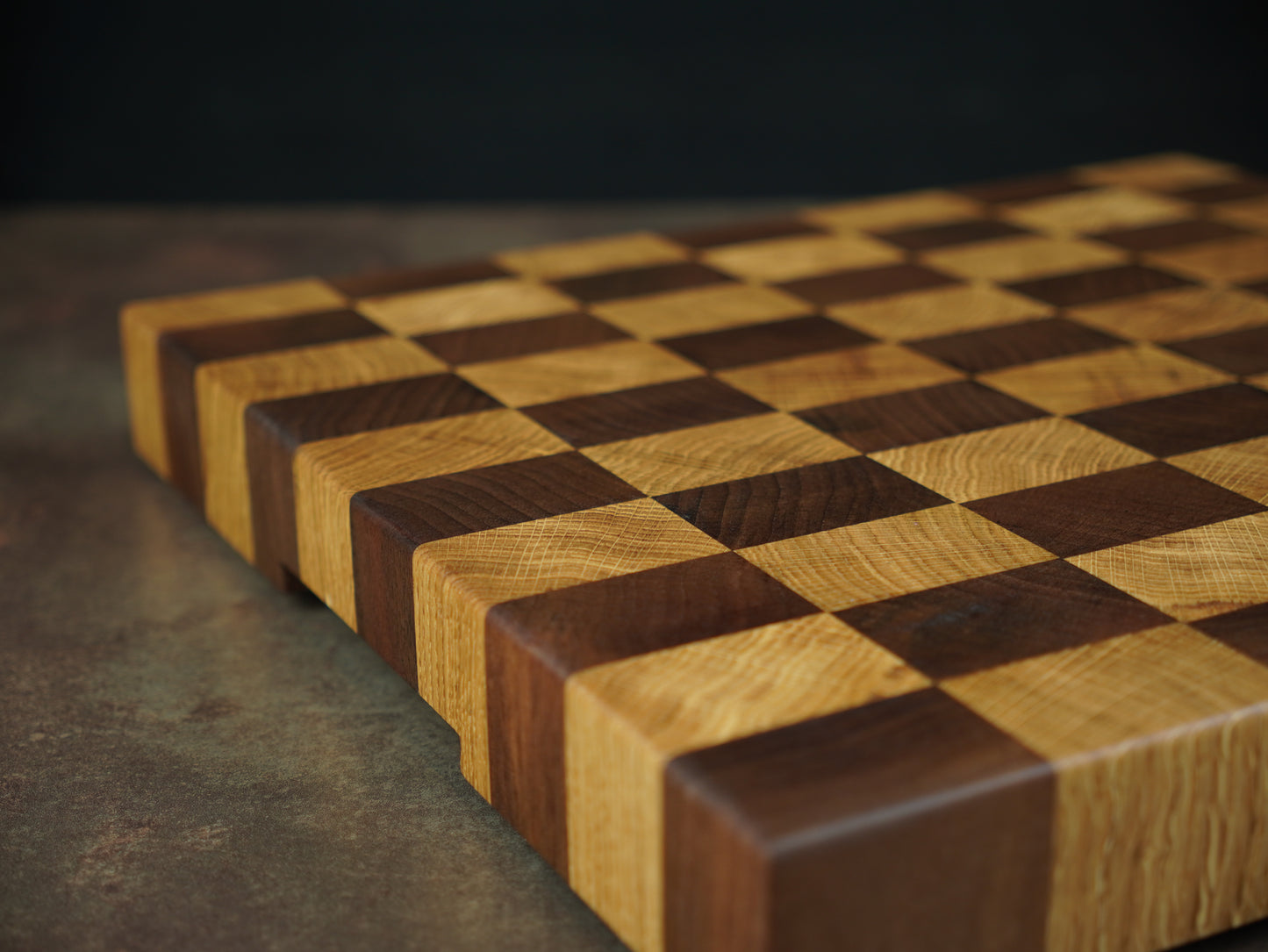 Le Damier 🏁 – Planche à découper en chêne & noyer (bois de bout)
