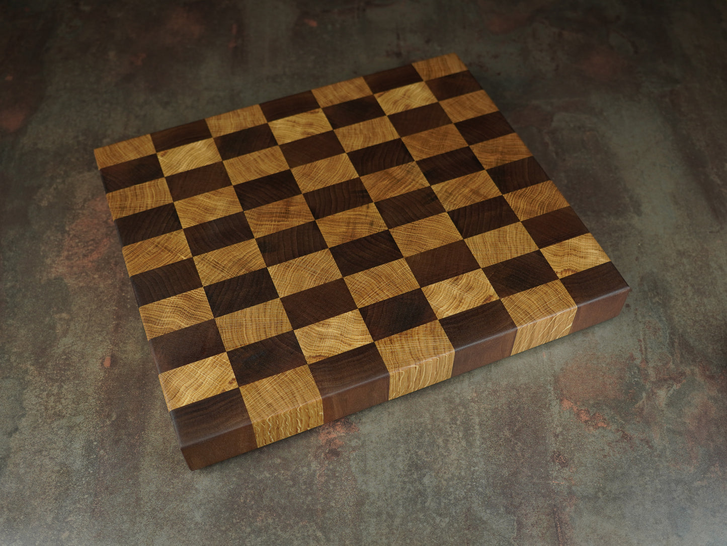 Le Damier 🏁 – Planche à découper en chêne & noyer (bois de bout)