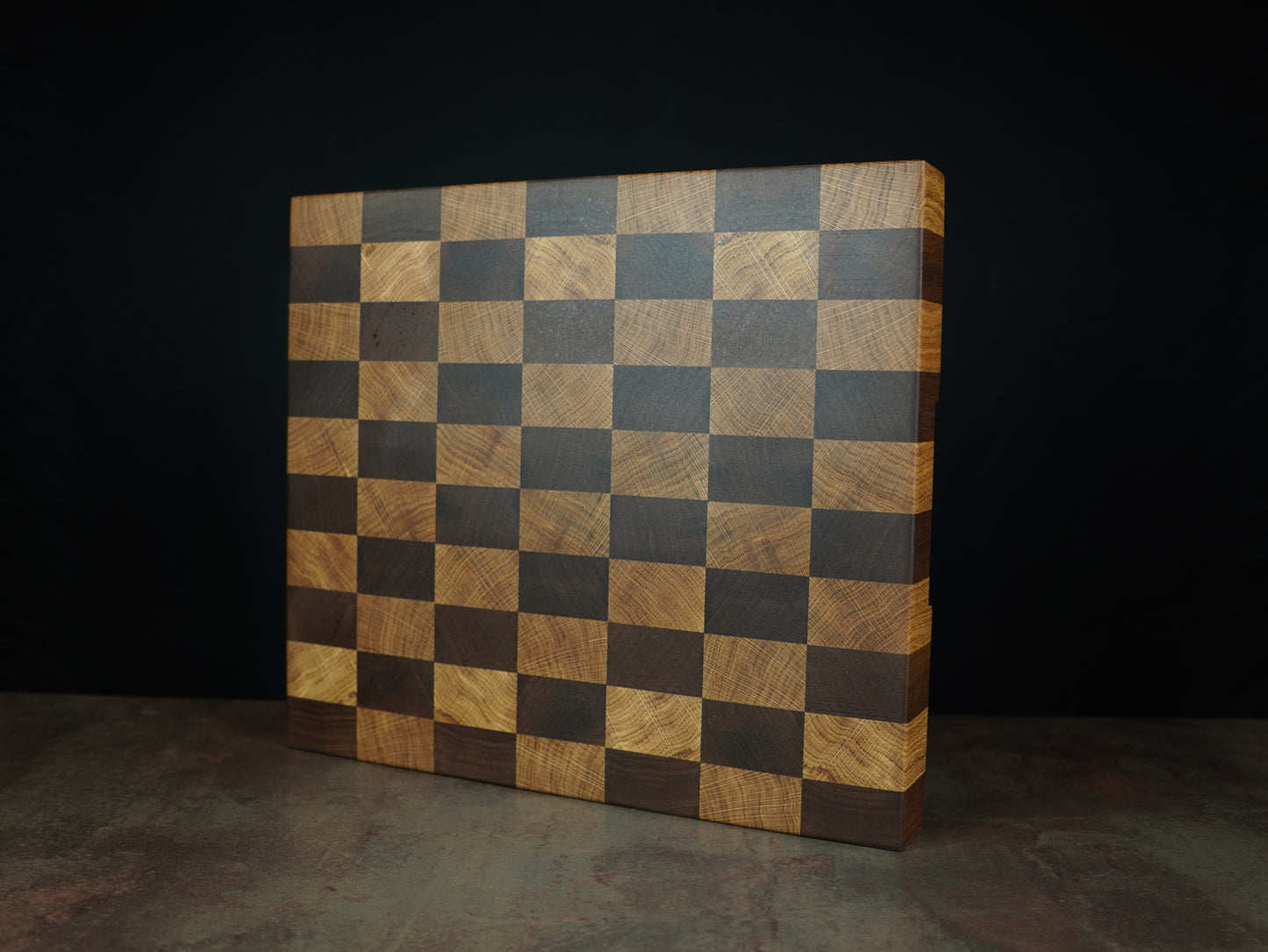 Le Damier 🏁 – Planche à découper en chêne & noyer (bois de bout)