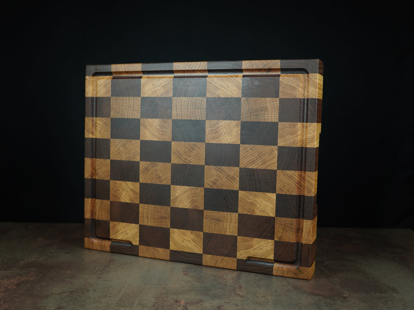 Le Damier 🏁 – Planche à découper en chêne & noyer (bois de bout)