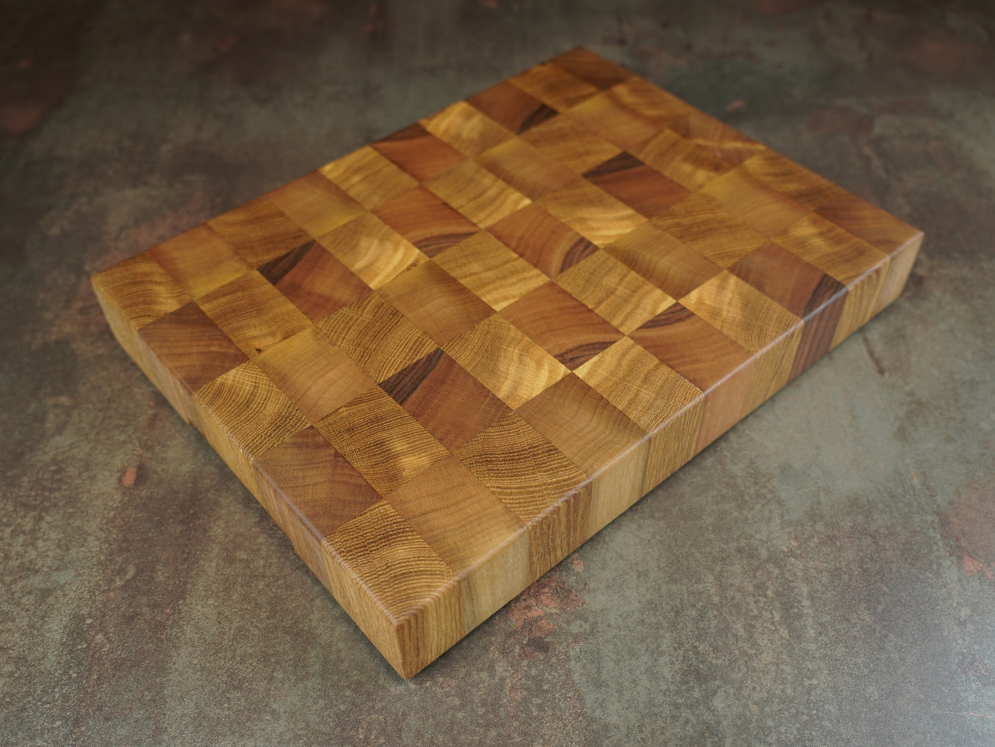 Le Damier 🏁 – Planche à découper en chêne & noyer (bois de bout)