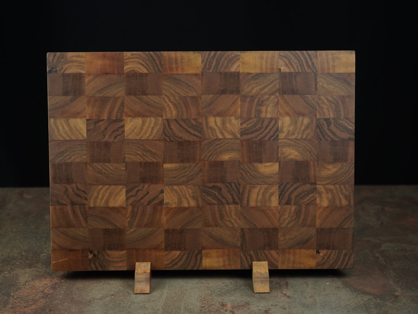 🪵L’Élégante en Noyer Clair – Planche de Présentation Artisanale en Bois de Bout – Billot de Cuisine Design & Épuré