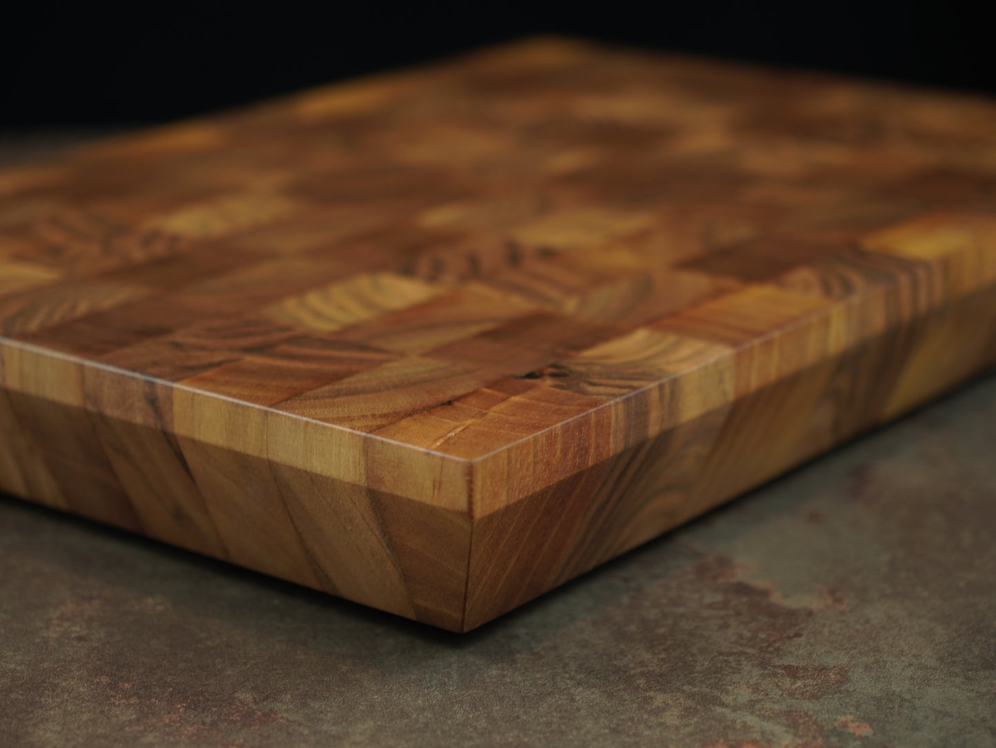 🪵L’Élégante en Noyer Clair – Planche de Présentation Artisanale en Bois de Bout – Billot de Cuisine Design & Épuré