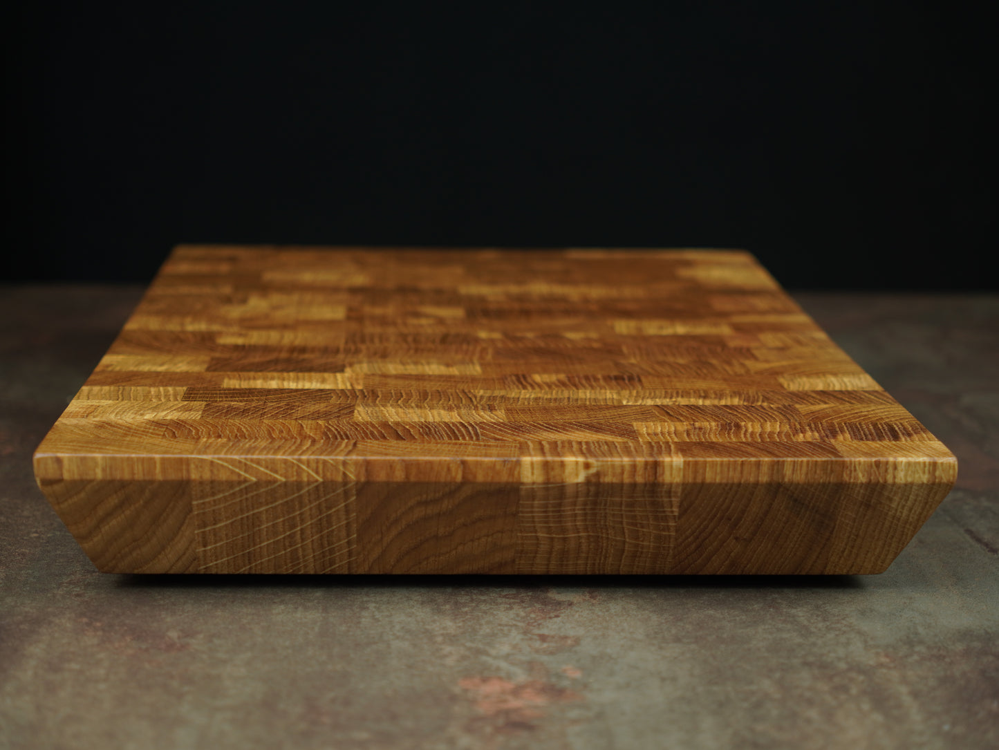 Le Chêne - Handgefertigter Hackblock aus massiver Eiche - Modernes Schneidebrett