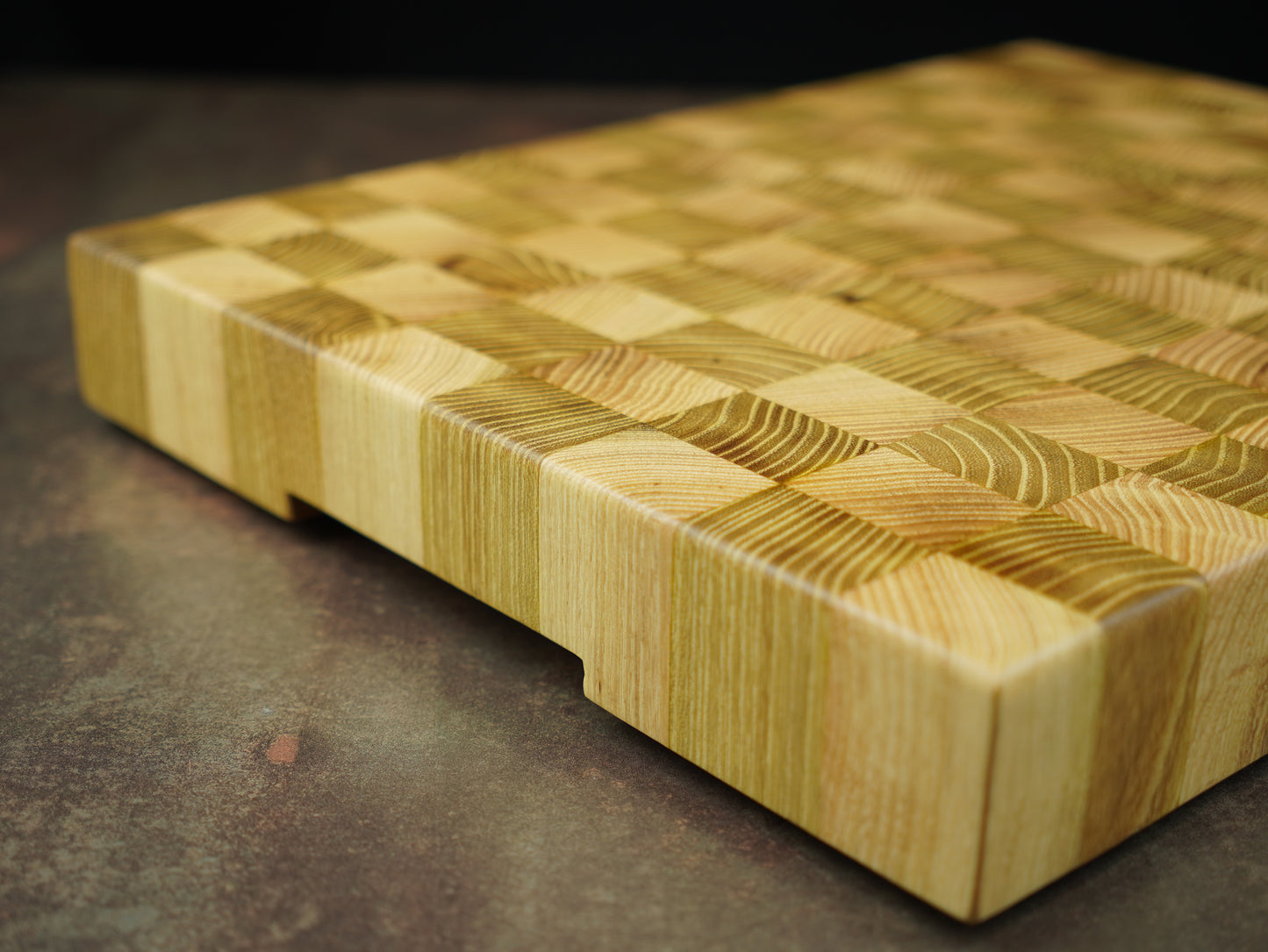 🏁 Le Damier d’Acacia – Billot de Cuisine Pro en Bois de Bout