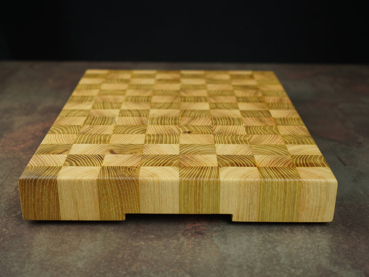 🏁 Le Damier d’Acacia – Billot de Cuisine Pro en Bois de Bout