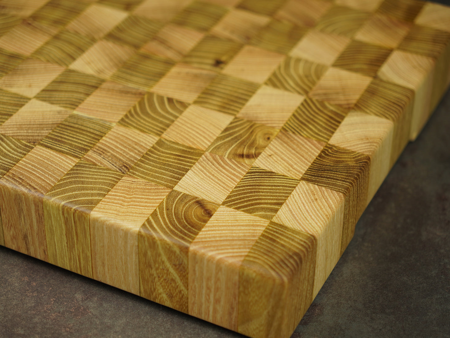 🏁 Le Damier d’Acacia – Billot de Cuisine Pro en Bois de Bout