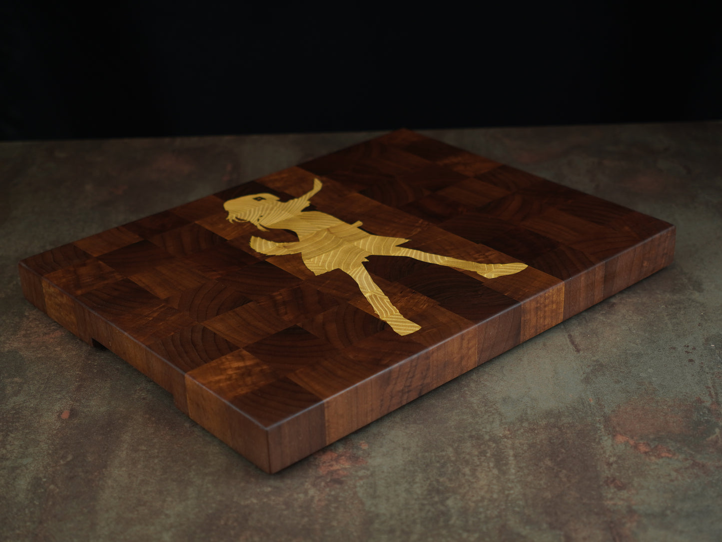 Inugami Korone – Billot d’Exception en Bois de Bout Noyer & Incrustation Acacia