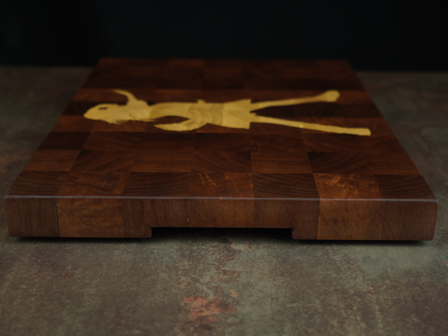 Inugami Korone – Billot d’Exception en Bois de Bout Noyer & Incrustation Acacia