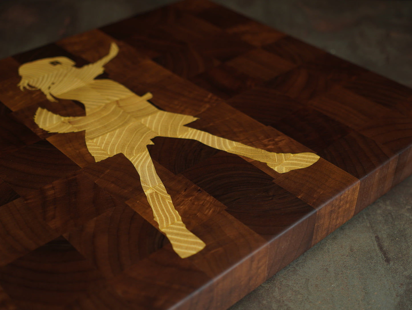 Inugami Korone – Billot d’Exception en Bois de Bout Noyer & Incrustation Acacia